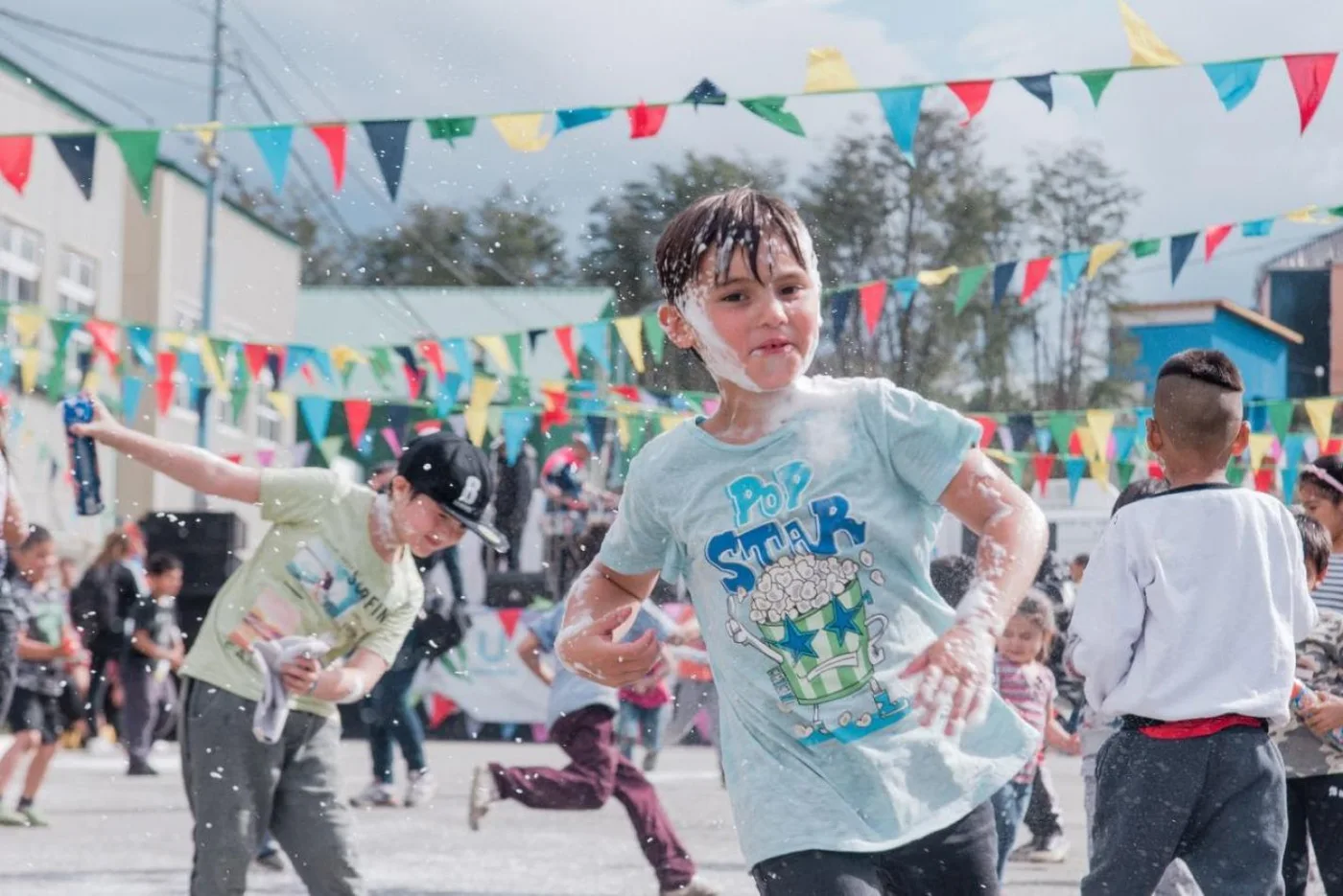 El carnaval  del Fín del Mundo pasó por los barrios de la ciudad