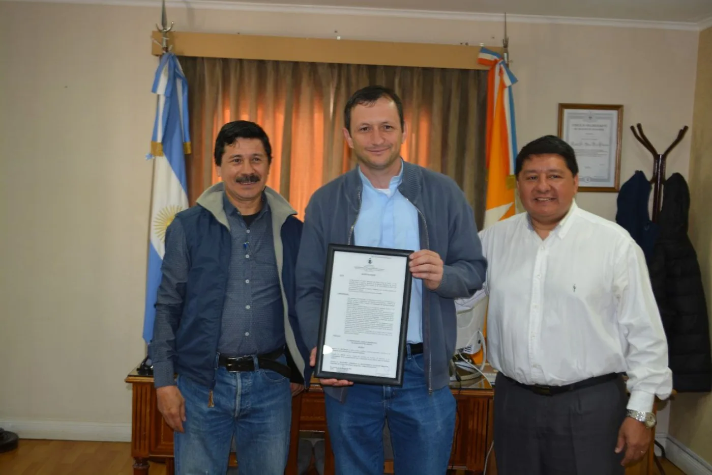 Los concejales Martínez y Abregú hicieron entrega de una placa al Padre Iván Bressan