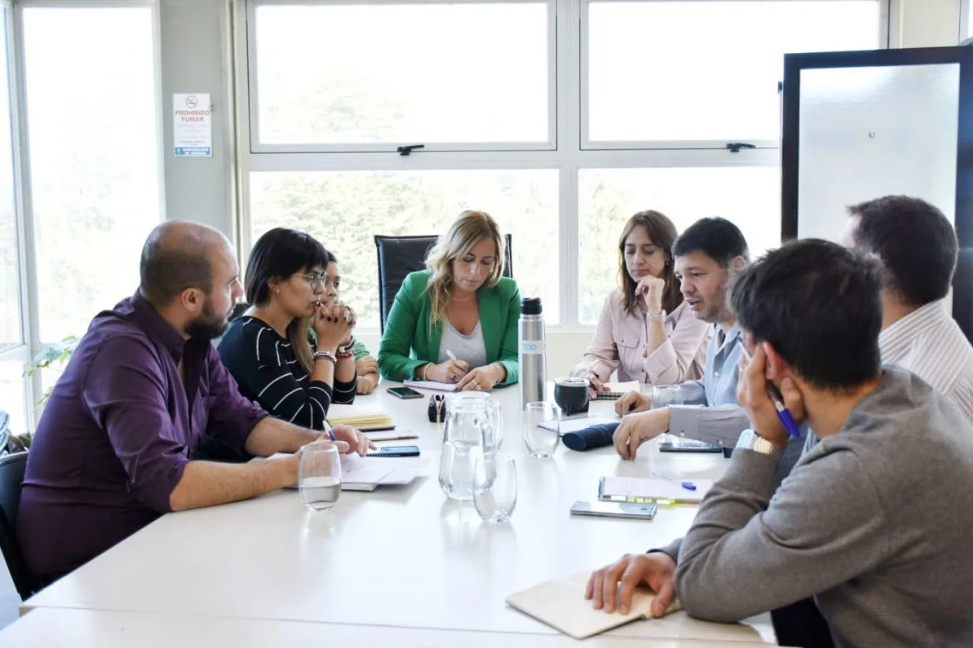 La Secretaria de Hábitat y Ordenamiento Territorial, Lorena Henriques Sanches junto a su equipo .