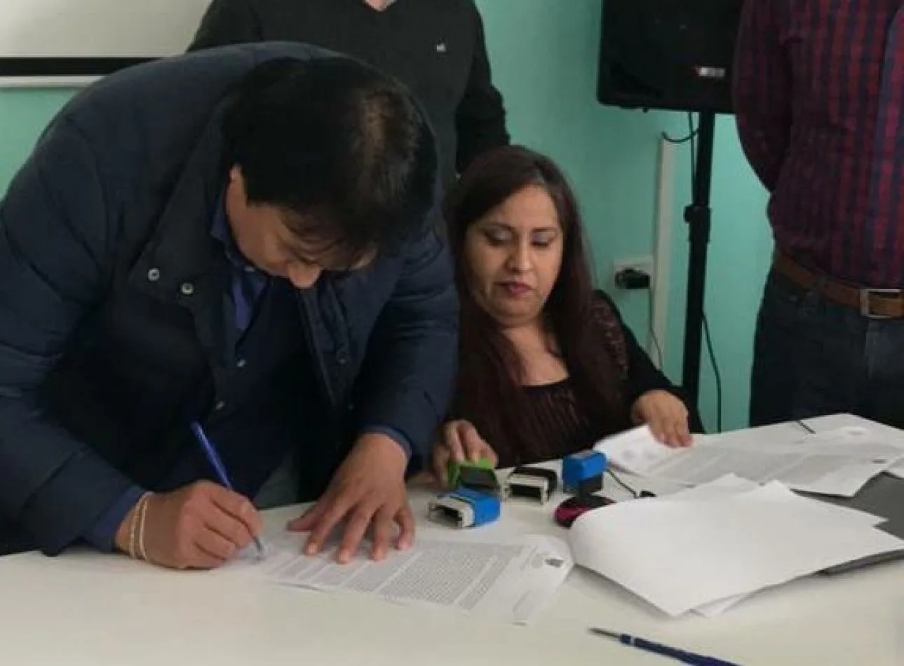 Felipe Concha firma el acuerdo con el Gobierno de la provincia.