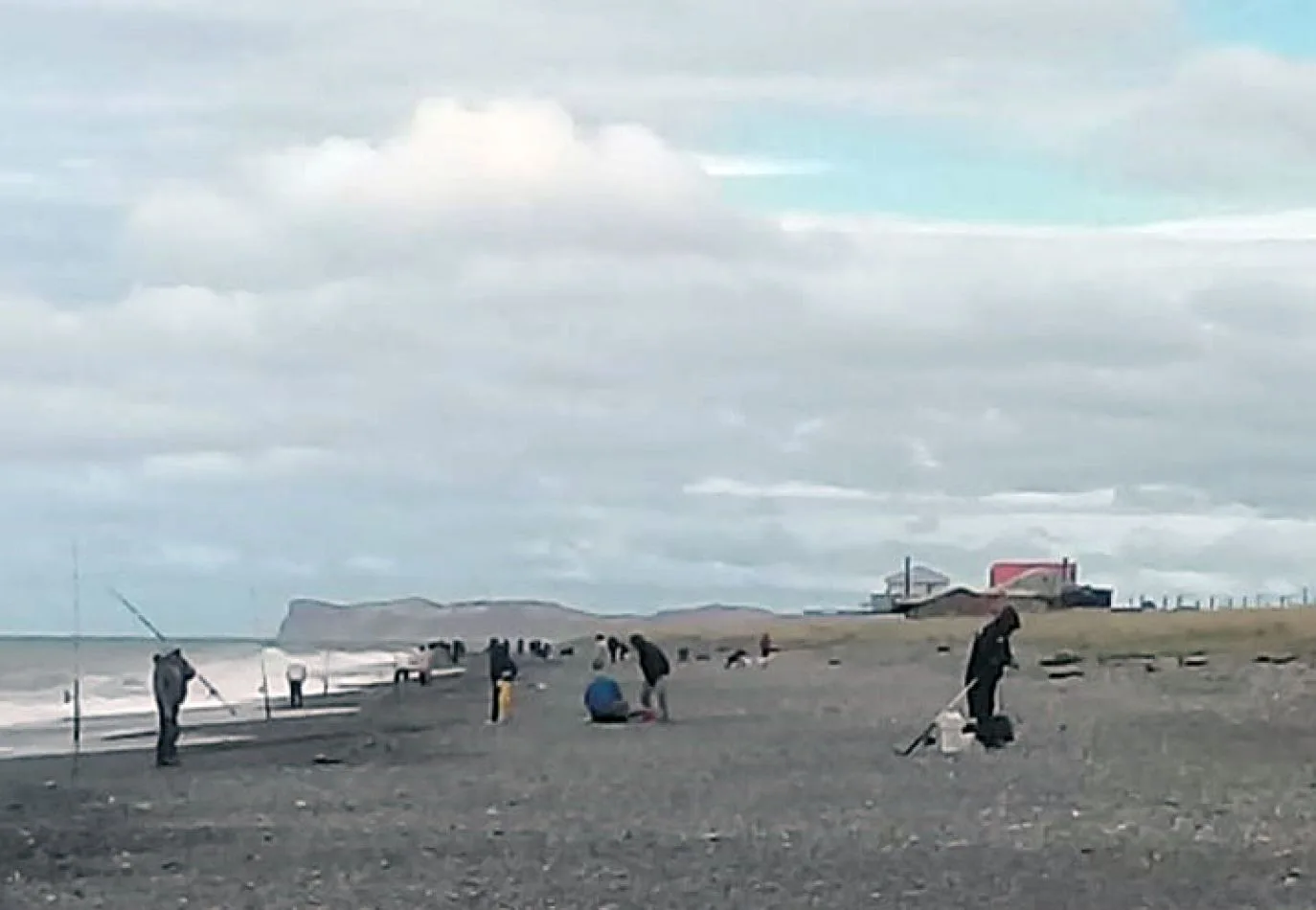 Coronavirus: Las playas del Murtillar se vieron colmadas de pescadores.