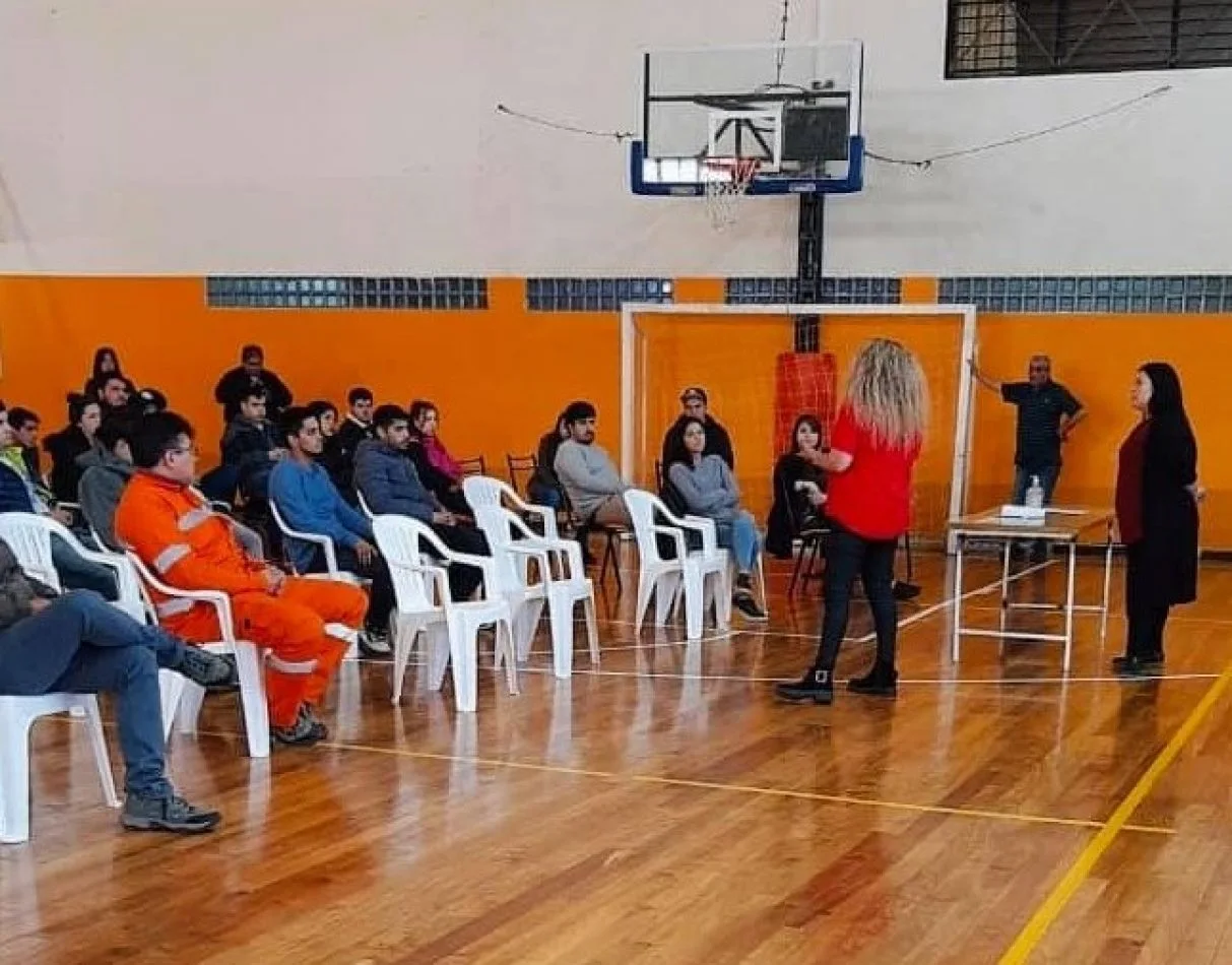 Instruyen en desinfección de manos y ambientes a trabajadores municipales