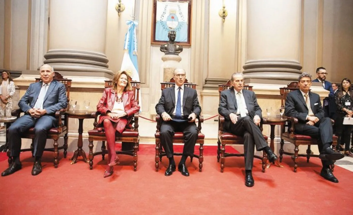 La Corte. Ricardo Lorenzetti, Elena Highton de Nolasco, Carlos Rosenkrantz, Juan Carlos Maqueda y Horacio Rosatti.