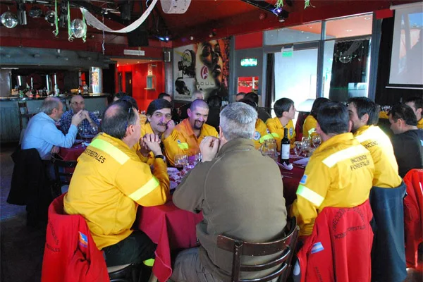 Los brigadistas, durante el almuerzo en homenaje a su labor.