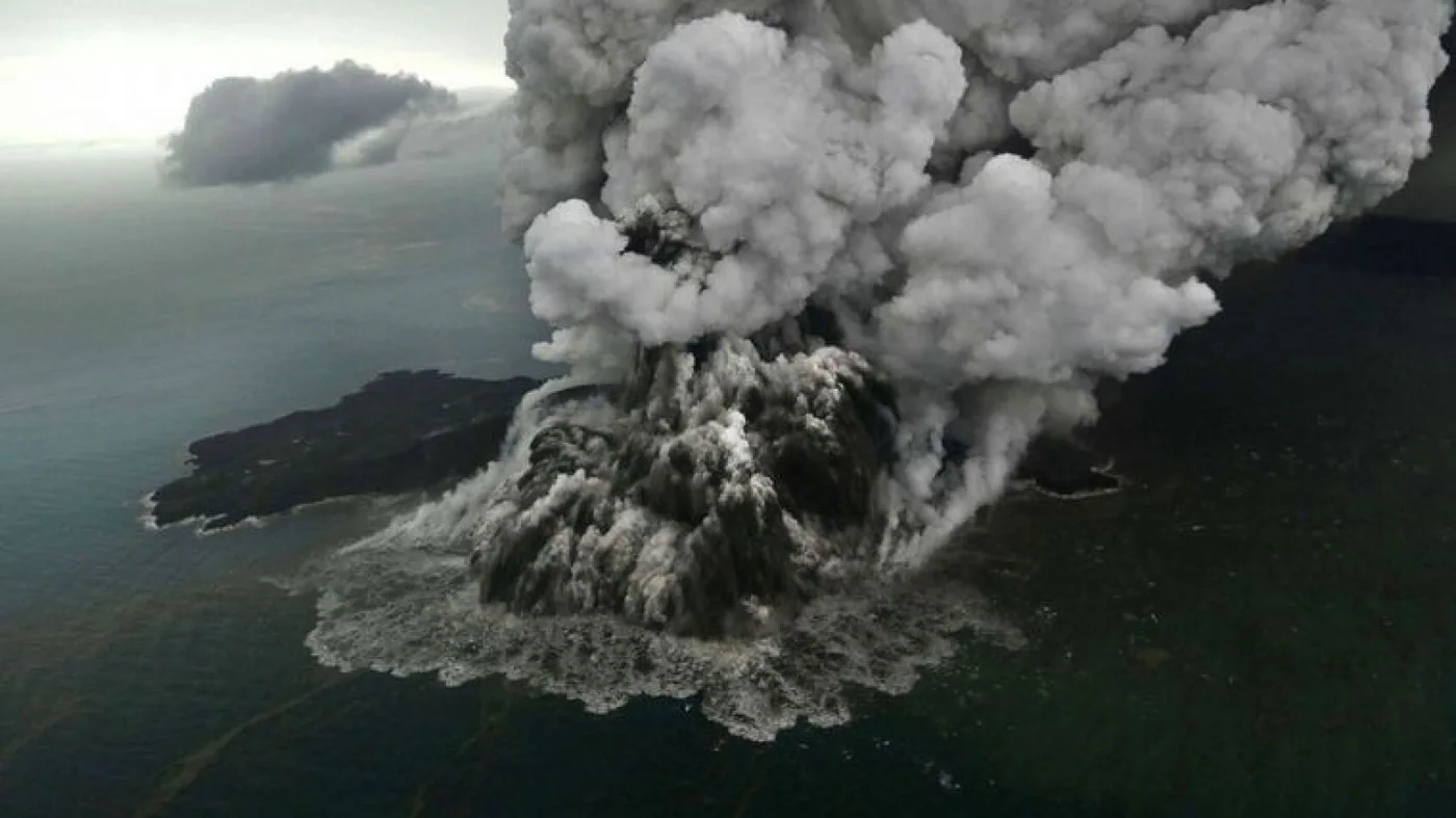 El poderoso volcán Krakatoa entró en erupción