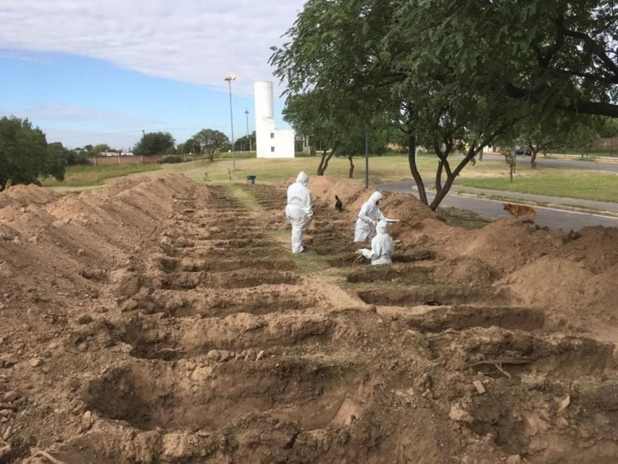 Cavan cientos de fosas en un cementerio de Córdoba para anticiparse a la pandemia