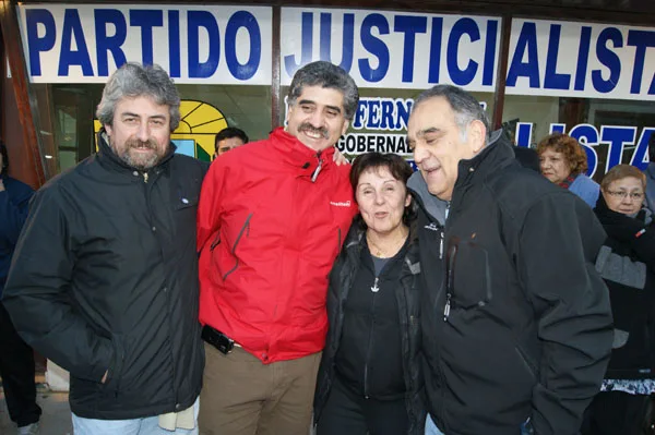 Los candidatos del PJ cierran la campaña con un caravana.