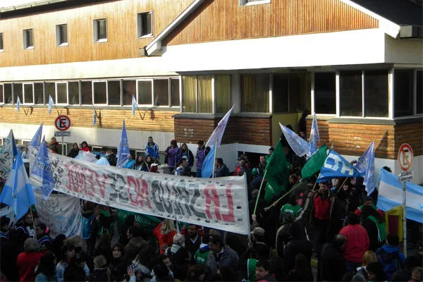 Los manifestantes coparon el acceso a Casa de Gobierno.