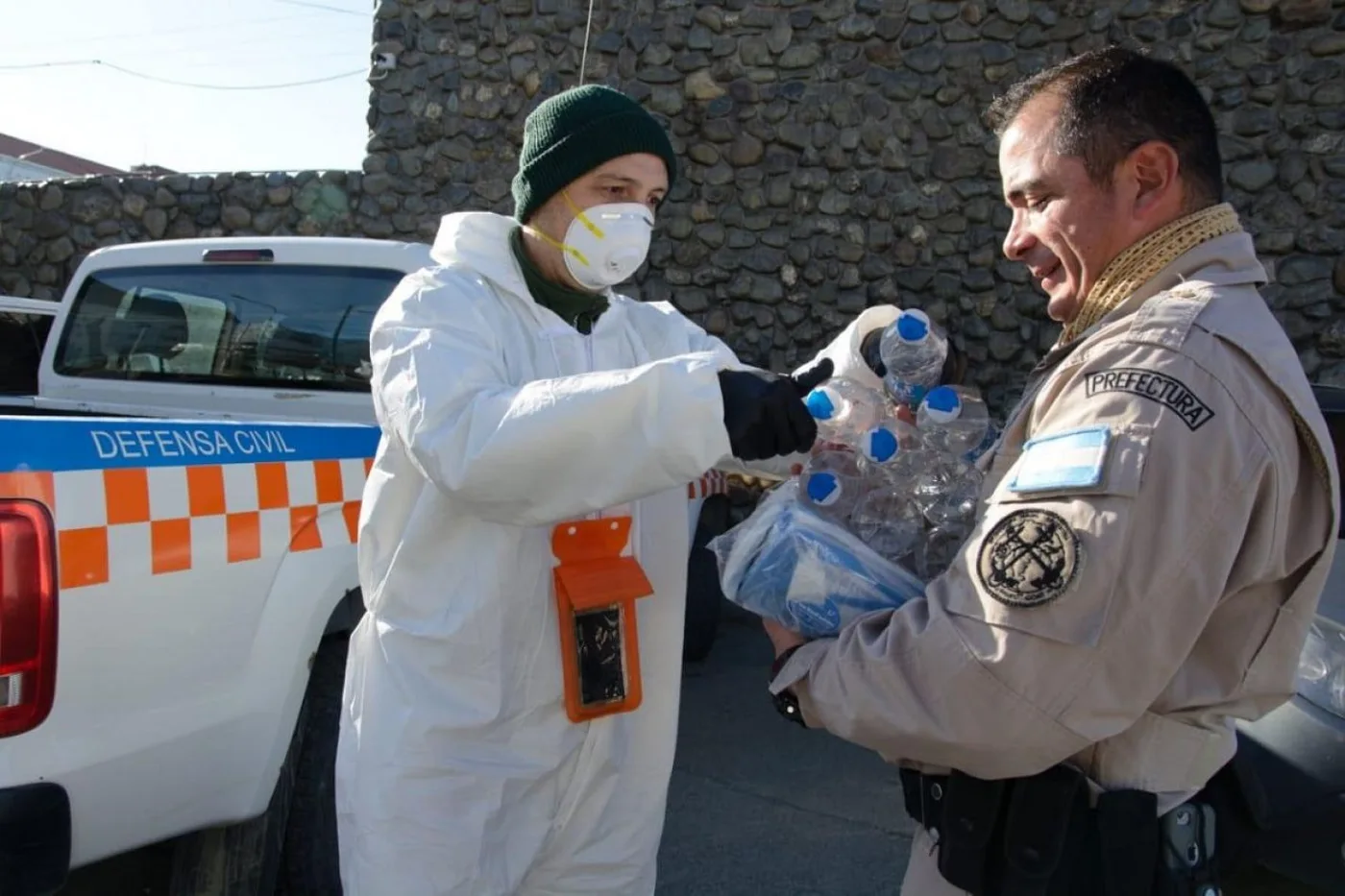 Ushuaia entrega alcohol a personal afectado a tareas de seguridad