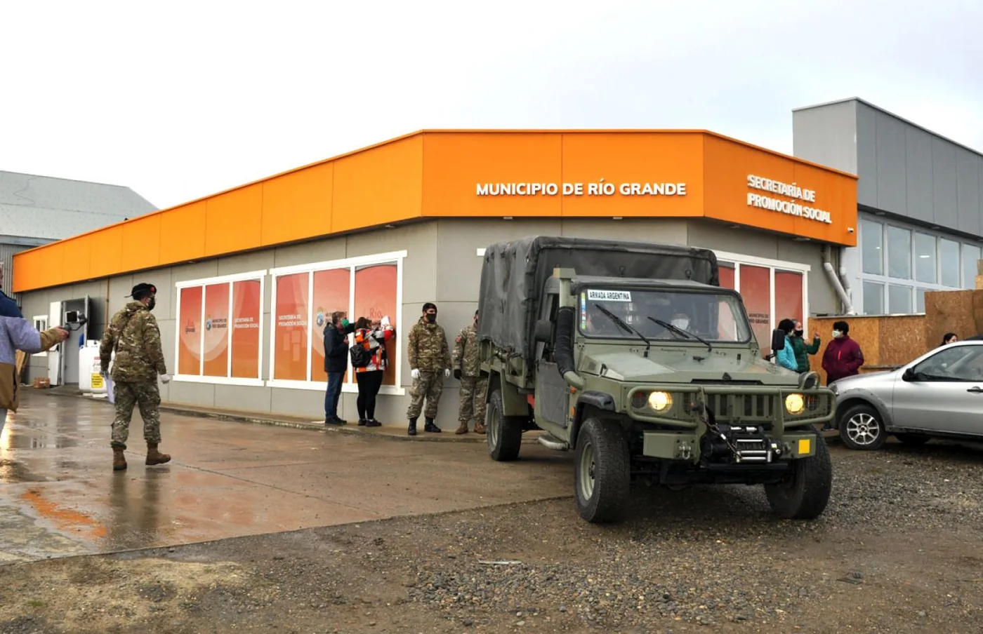 Personal del BIM 5 colabora con el Municipio de Río Grande en la entrega de módulos alimentarios.