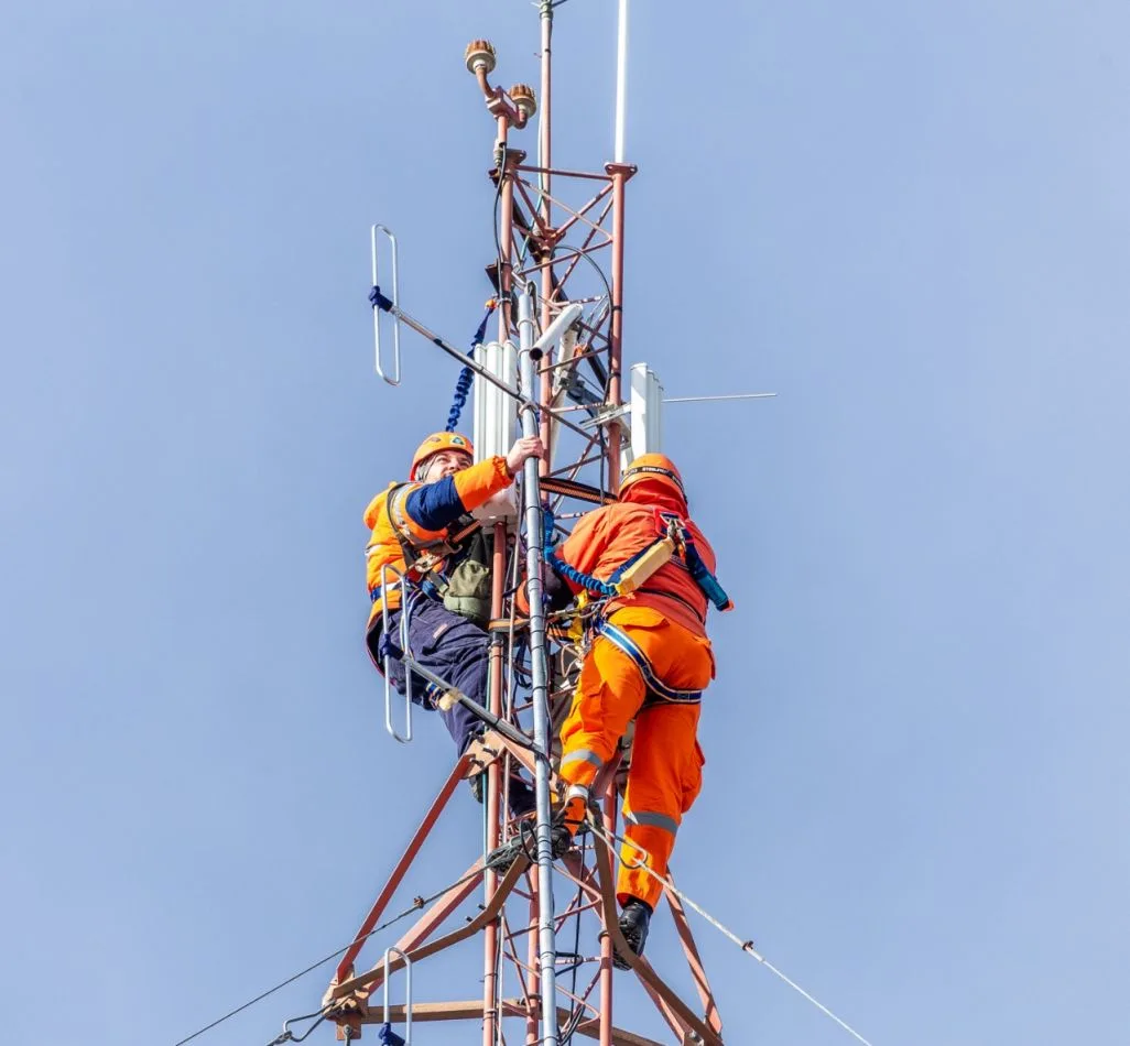 Son dos antenas de 4 dipolos cerrados para VHF.