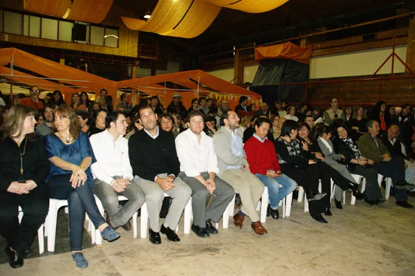 Melella secundado por Tita, Linari y López, previo al inicio del acto.