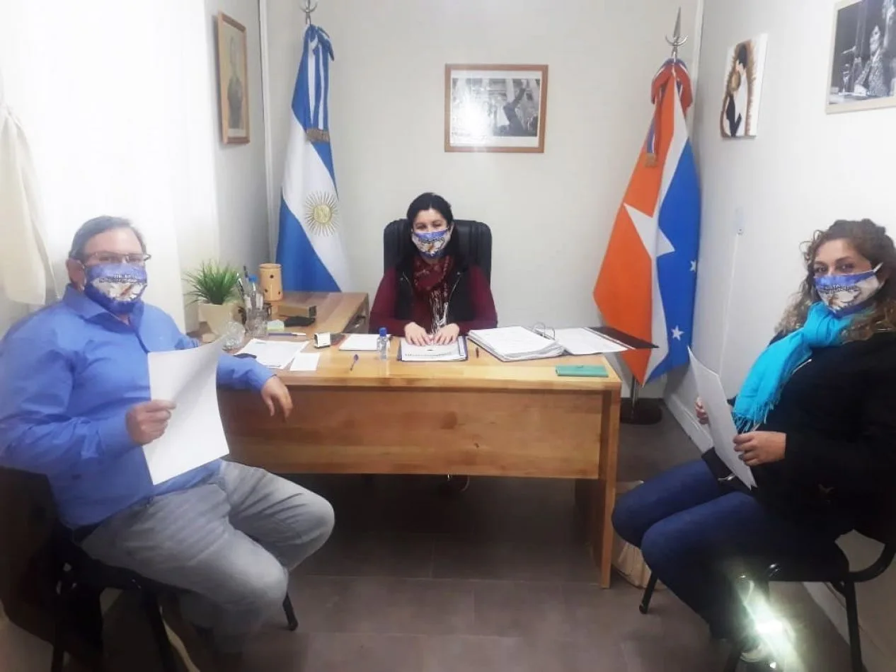El Dr. Norberto Dávila, Presidente del Concejo Deliberante de Tolhuin, y las ediles Jeannette Alderete y Rosana Taberna, están definiendo la Agenda Le