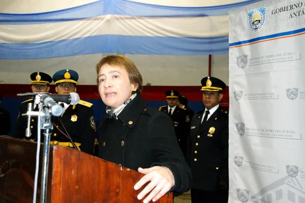 Fabiana Ríos durante su discurso en el acto de la Policía de Tierra del Fuego.