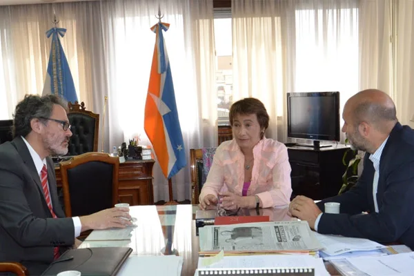 Luis Cárdenas y Silvio Bocchicchio dialogan con Fabiana Ríos.