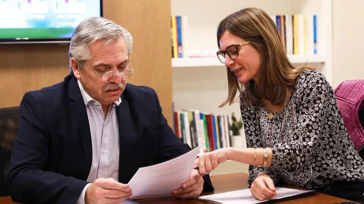 El presidente Alberto Fernández junto con la titular de ANSES Fernanda Raverta