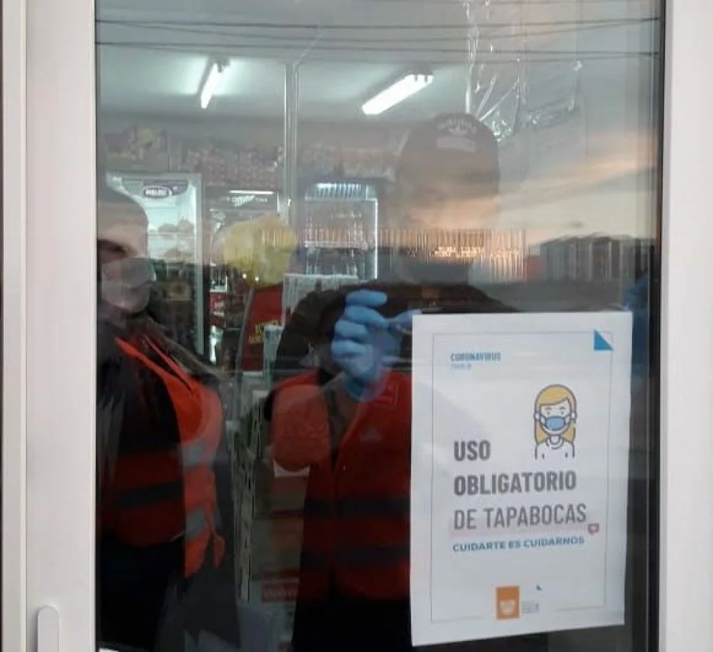 Gobierno entrega carteles informativos sobre medidas de prevención en almacenes de Río Grande