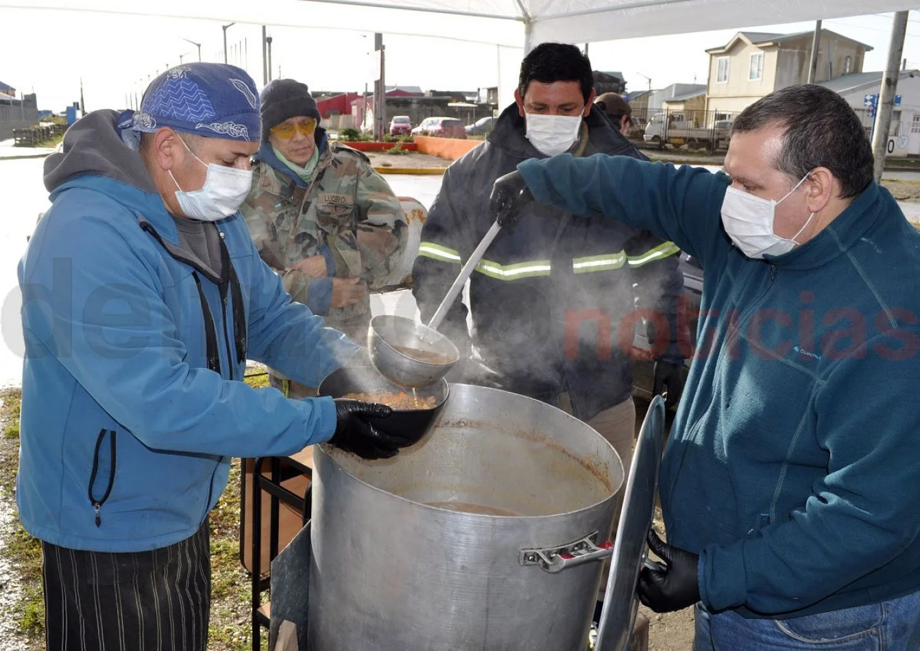 Trabajadores independientes repartieron comida caliente en la margen sur.