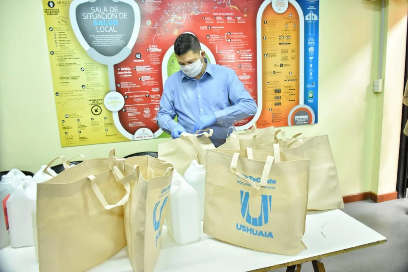 Municipio de Ushuaia continúa con el armado de kits sanitizantes