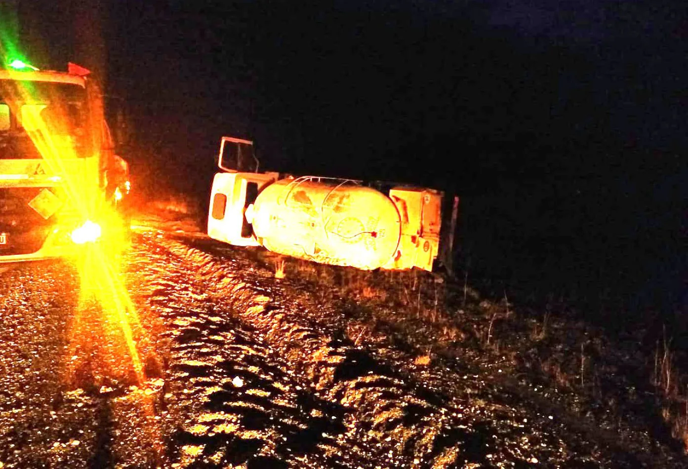 El camión quedó volcado a un costado de la ruta 3.