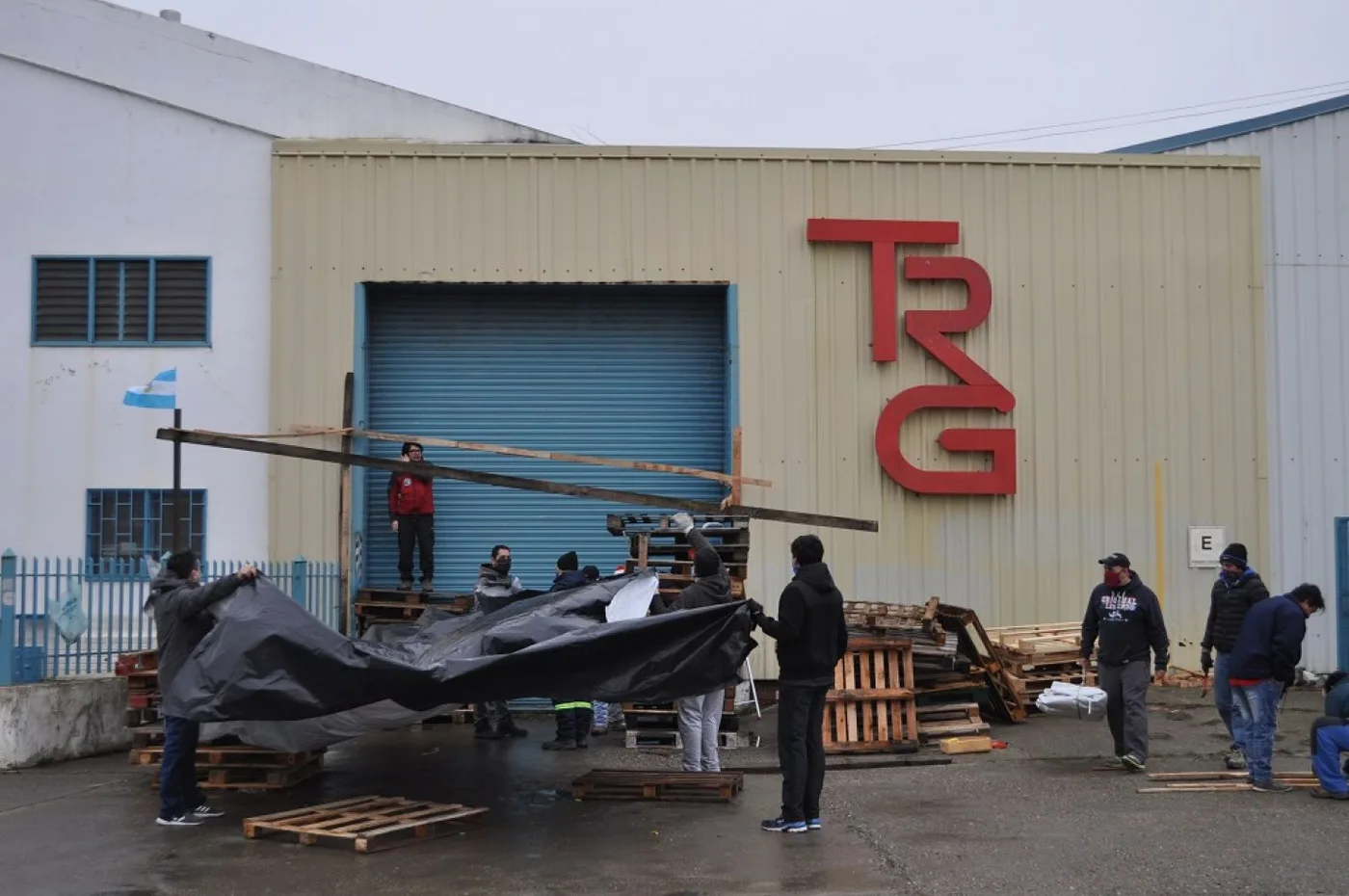 Trabajadores de Textil Río Grande montaron una carpa frente a la planta en señal de protesta