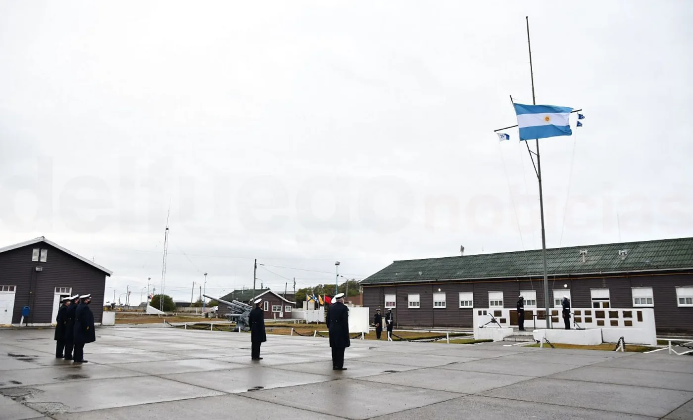 Con mínimo personal, la Armada Argentina conmemoró el 25 de mayo.