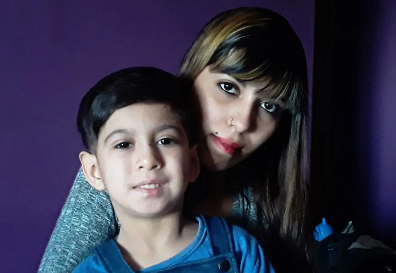 Karen junto a su hijo Luciano quien debe ser intervenido en Buenos Aires.
