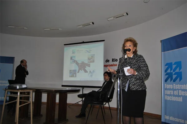 La Dra. Norma Caodppi, al momento de presentar el programa.