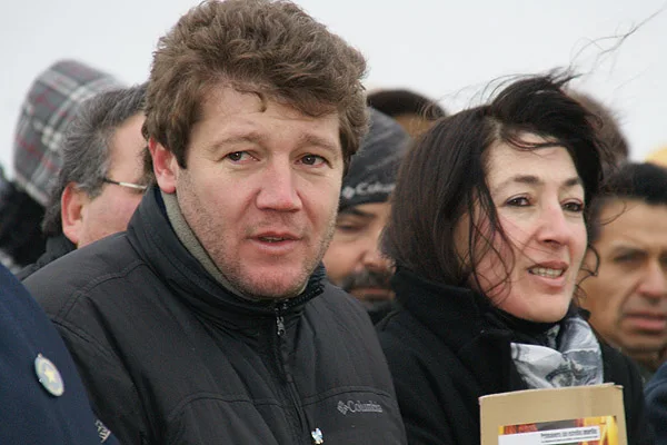 Gustavo Melella durante el acto. A su lado, Gladys Bizzozzero.