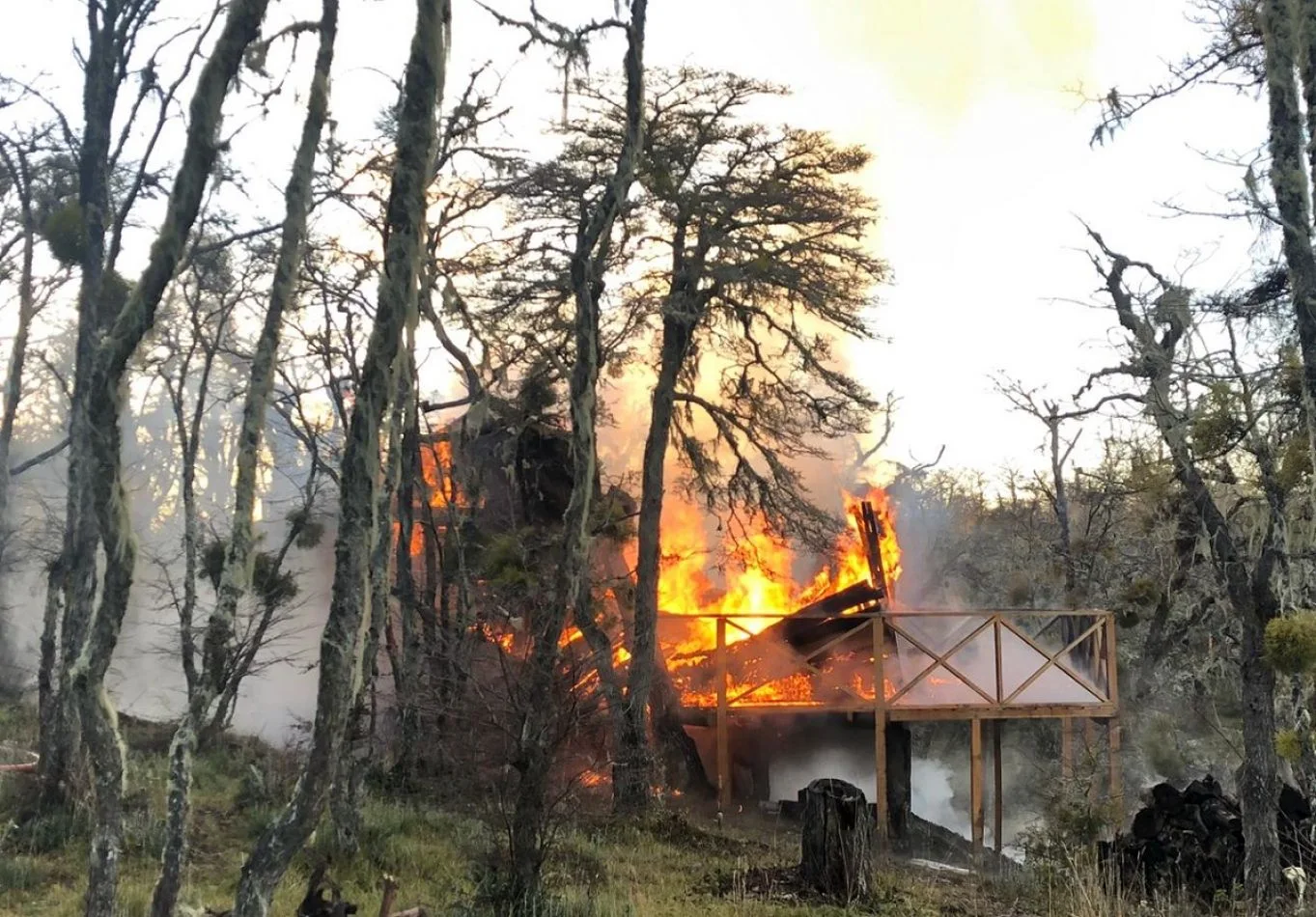 La casa fue consumida por las llamas.