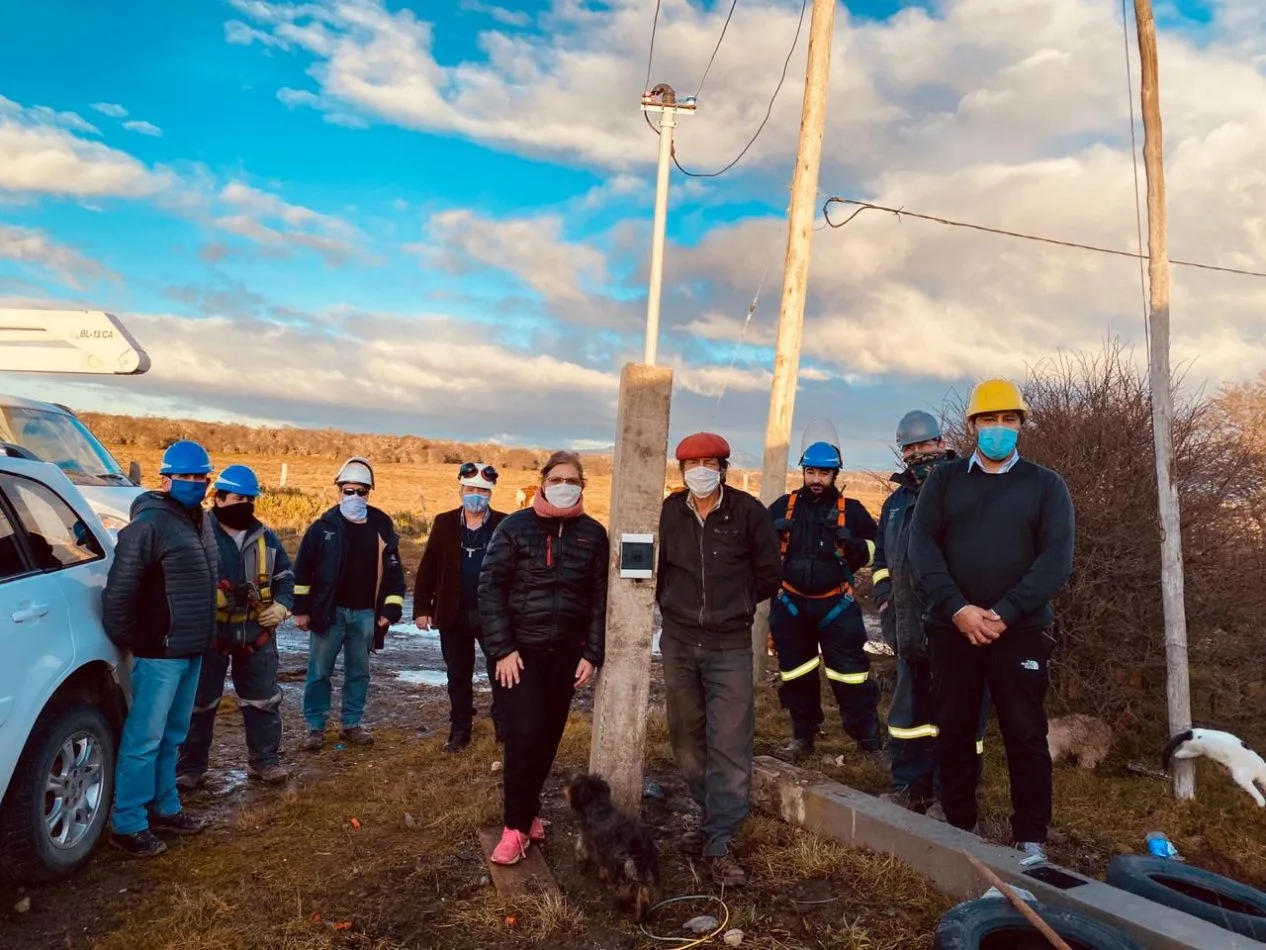 La maniobra fue supervisada por el Ingeniero Néstor Oyarzo y llevada a cabo por el personal de la Dirección Provincial de Energía  de Tolhuin