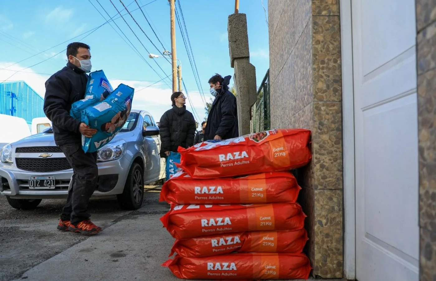 Entrega de elementos a vecinos mediante el programa "RGA Solidaria".