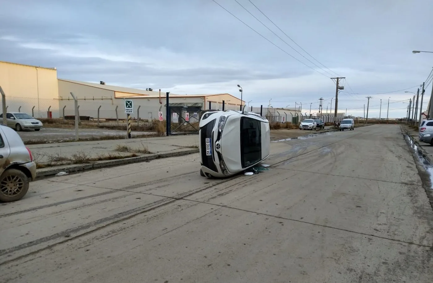 El Yaris quedó volcado sobre uno de sus costados.