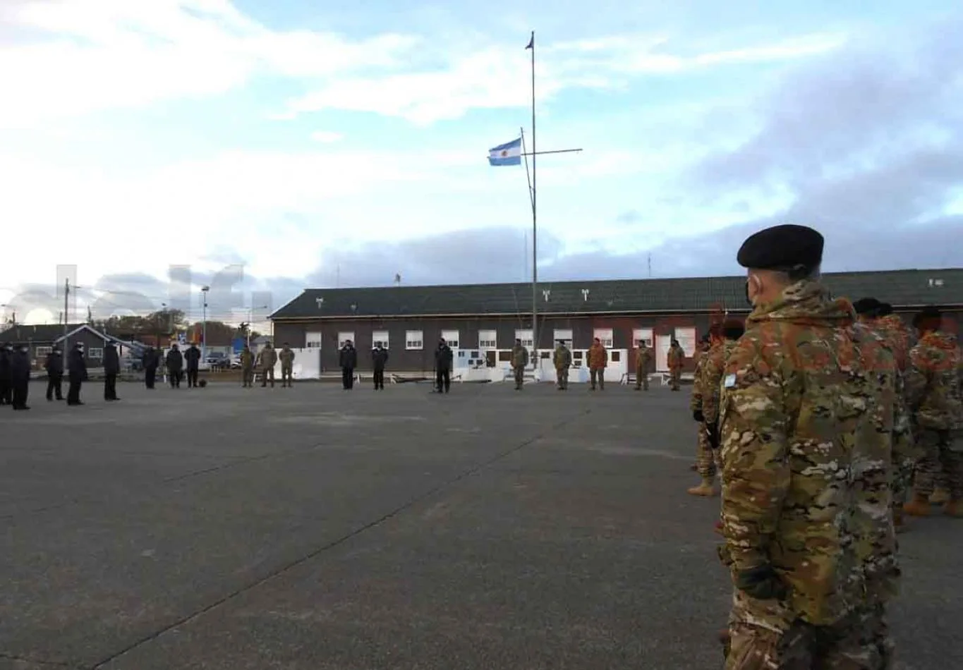 ElJefe del Estado Mayor General de la Armada Argentina, Contraalmirante Julio Guardia encabezó una formación en el BIM N°5.