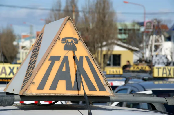 La iniciativa busca blanquear la labor de los choferes de taxis.