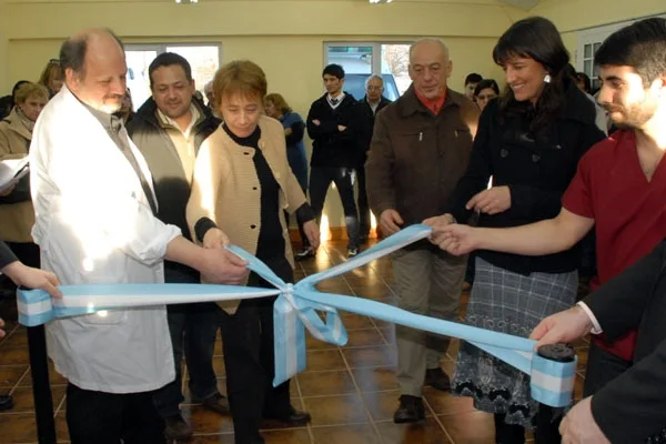 Funcionarios, médicos y vecinos cortan la cinta de inauguración.