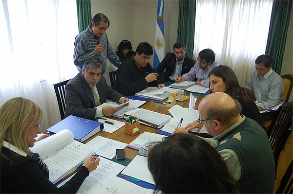 Ediles y asesores, durante la elaboración del documento.