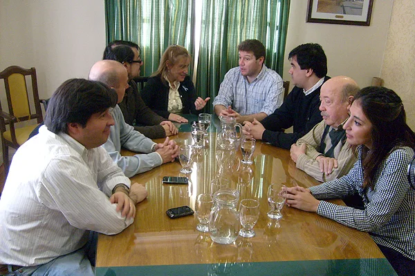 Melella y Boyadjian, junto a los ediles previo al inicio de la reunión.