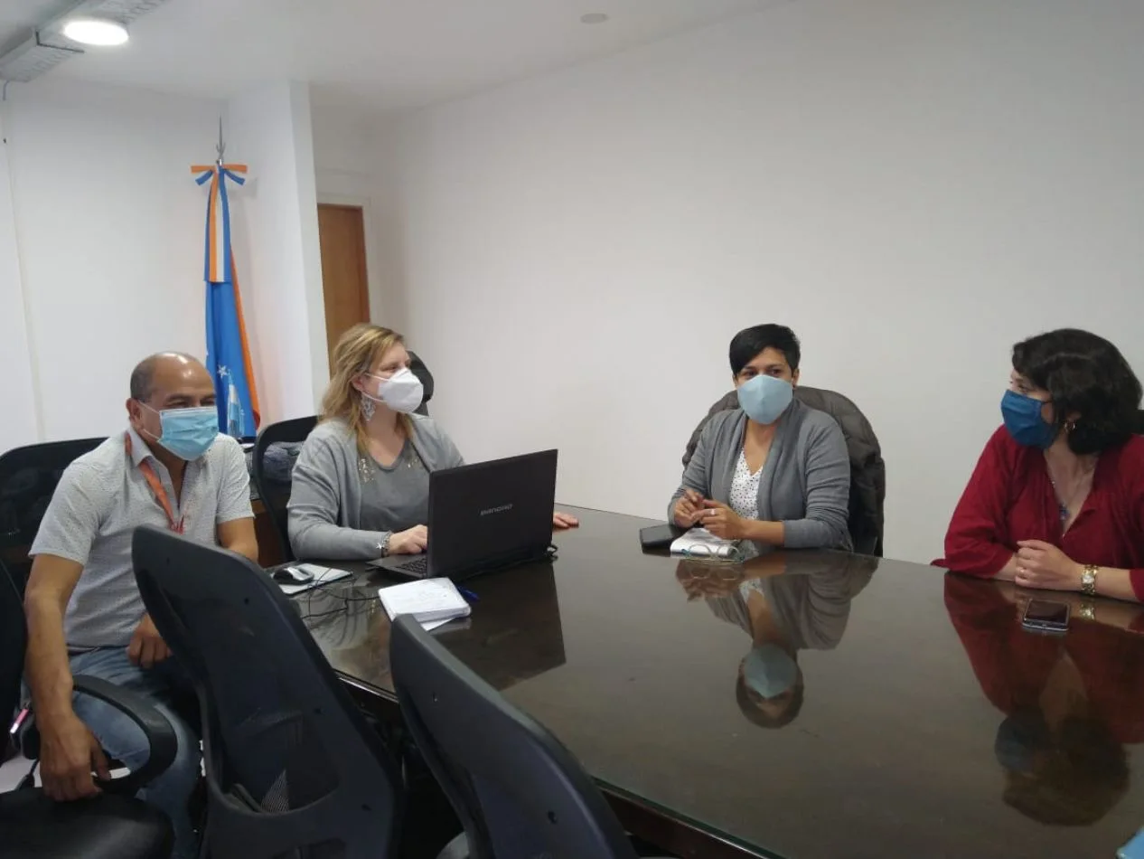 Integrantes de sus gabinetes una reunión de trabajo orientado a la planificación de la vuelta a clases en Tierra del Fuego.
