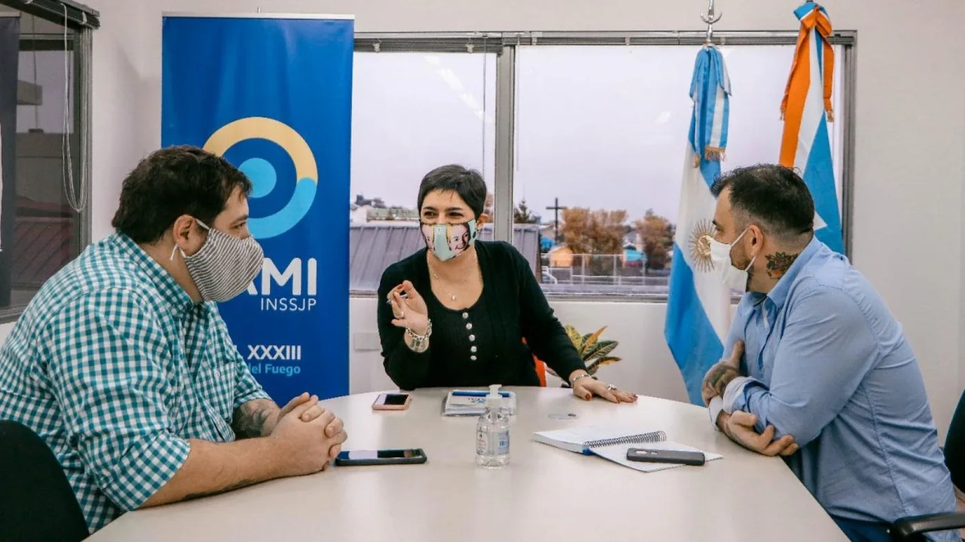 La directora provincial del PAMI, Yesica Garay junto al Director de Radio Nacional Ushuaia, Martín Enchieme y el Subsecretario de Comunicación