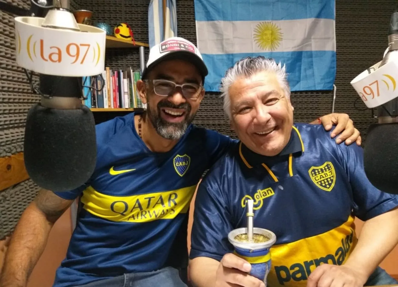 El "Mono" Nochez, junto a Darío Gabaldo, los conductores del programa xeneixe del sur del país.