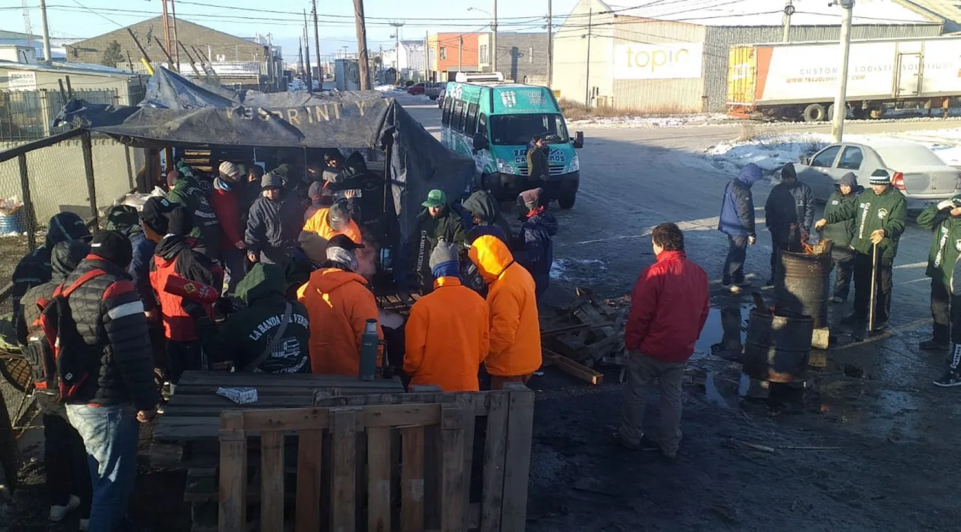 Sindicato de Camioneros mantiene medida de fuerza en la empreza Gloker