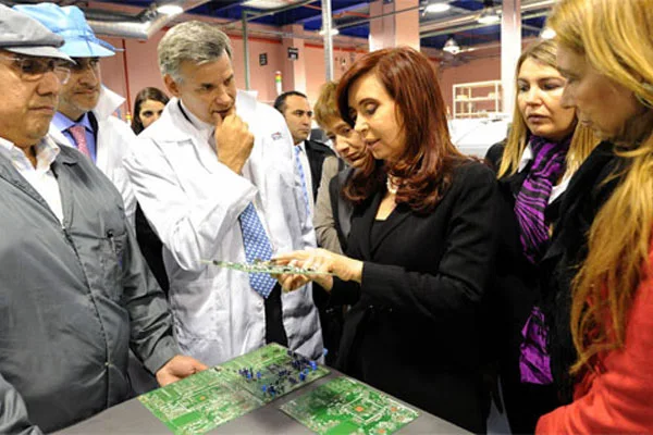 Cristina Fernández, durante una de sus visitas a las fábricas fueguinas.