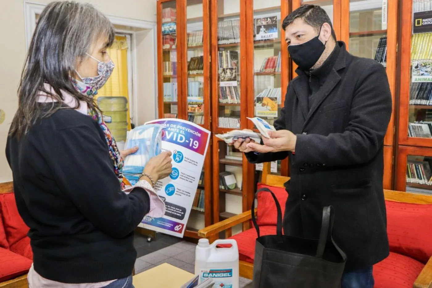La Municipalidad de Ushuaia continúa con la entrega de kits sanitizantes
