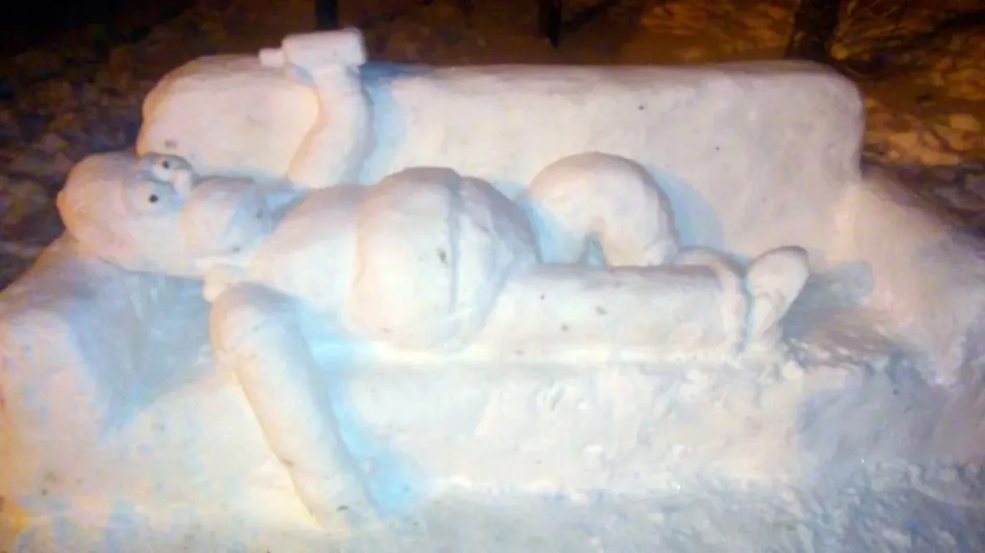 En Neuquén hicieron una escultura de Homero Simpson tras la fuerte nevada