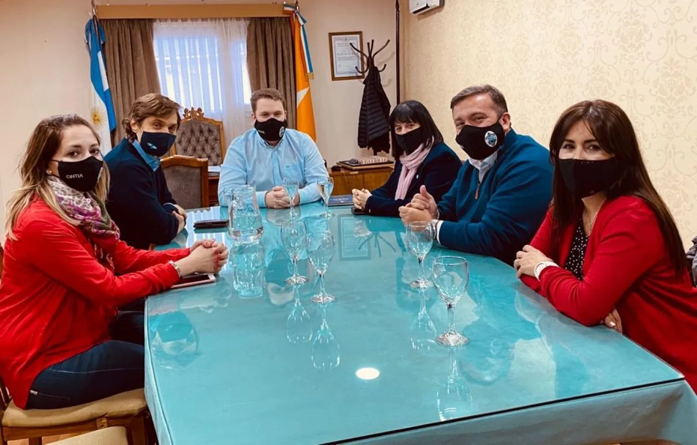 Legisladores provinciales de la UCR y referentes partidarios visitaron el Concejo de Río Grande.