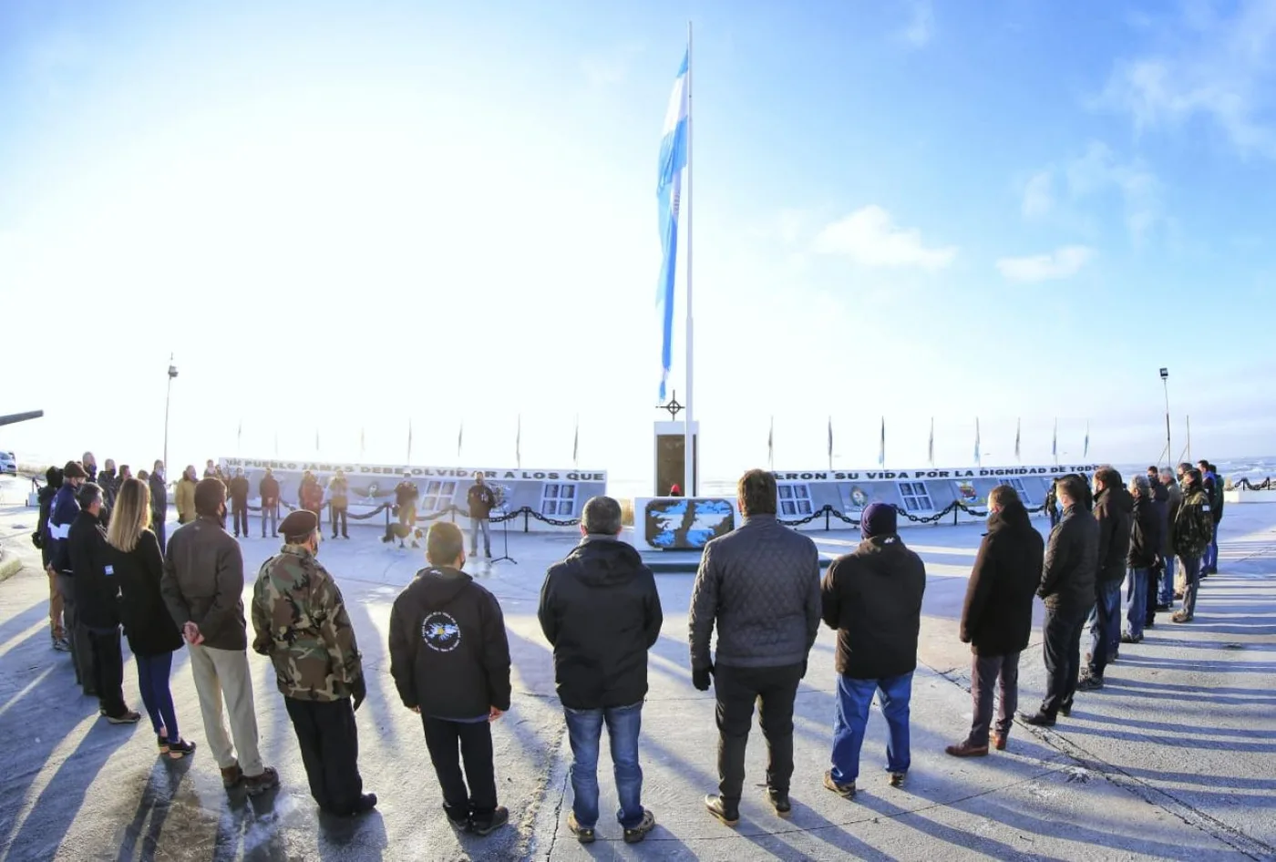 Izamiento de la bandera argentina junto a los Veteranos de Malvinas de Río Grande Tierra del Fuego.