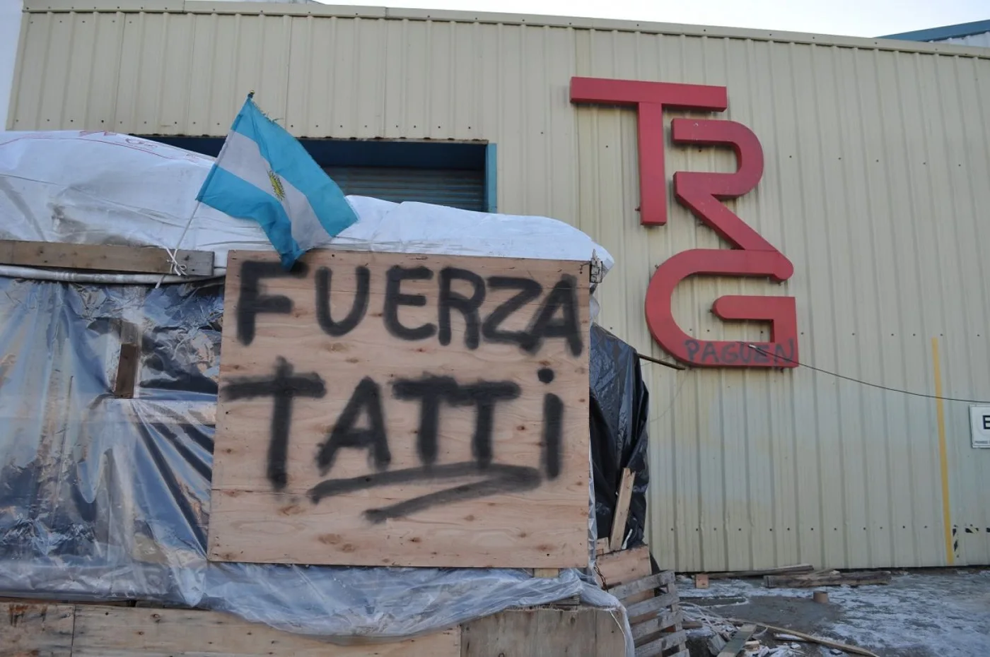 En la puerta de la empresa, los trabajadores hacen una colecta por su compañero, internado en terapia intensiva.