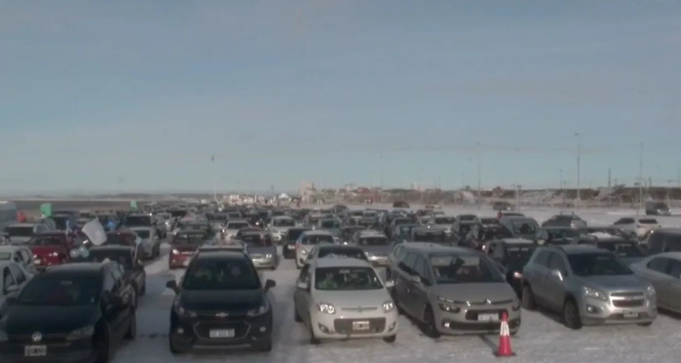 Multitudinario primer auto culto en Río Grande
