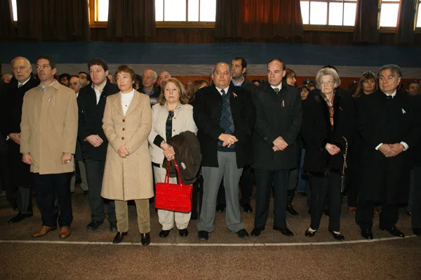 Funcionarios y autoridades presentes en el acto.